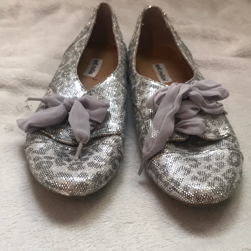 Silver leaped lace up flats